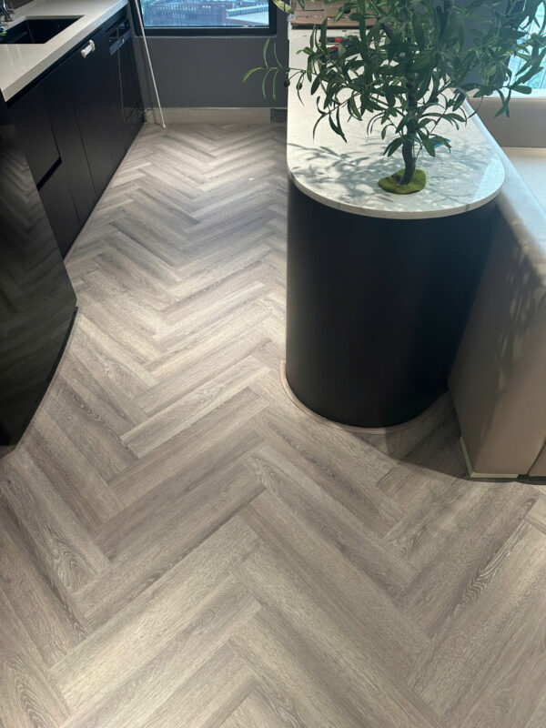 Thi công sàn nhựa giả gỗ herringbone BO GROUP căn hộ Anh Long S106